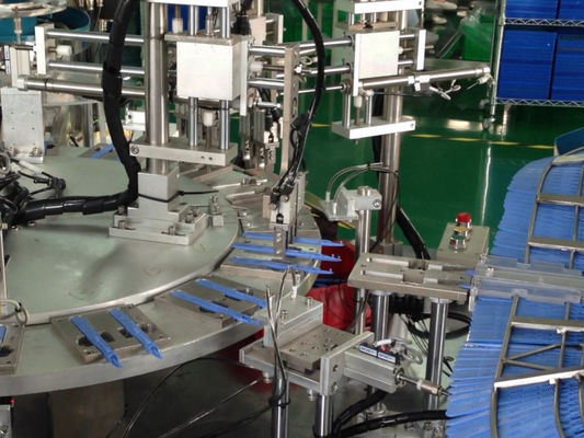 Un buon prezzo. Assemblaggio automatico e imballaggio di bisturi e coltelli chirurgici usa e getta con la macchina di assemblaggio dei prodotti medici in linea