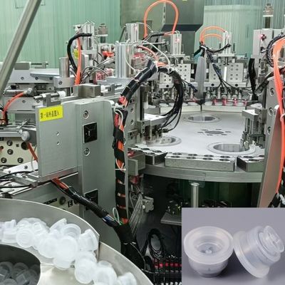 Macchina ad alta velocità per l' assemblaggio di cappucci per bottiglie per infusione, come cappucci a trazione singola, cappucci a trazione doppia, cappucci a ripiegamento singolo, cappucci a ripiegamento doppio e cappucci a ripiegamento.