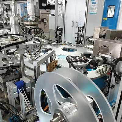 Un buon prezzo. Macchina di assemblaggio automatizzata della copertura della pellicola con meccanismo di perforazione ad alta efficienza in linea