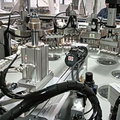 Macchina di assemblaggio di cappucci per eli di movimento indicizzato personalizzata con facile utilizzo del touch screen
