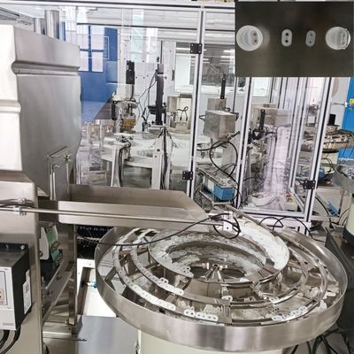 Un buon prezzo. Macchina di assemblaggio Euro Cap per l'assemblaggio automatico di tappi di foglio facile da pelare per sacchetti e bottiglie di perfusione per via endovenosa in linea