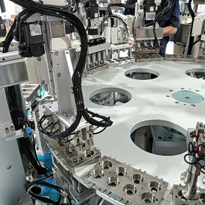 Movimento dell'indice Macchina automatica per l'assemblaggio di tappi per latte a 8 cavità Funzionamento stabile Posizionamento accurato