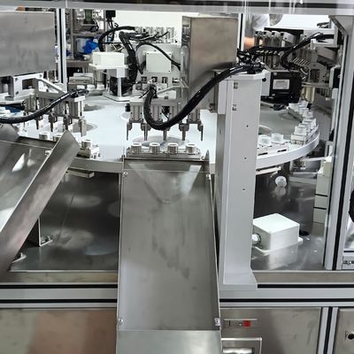 Macchina di assemblaggio automatizzata di pellicole per infusione per la laminazione dei coperchi