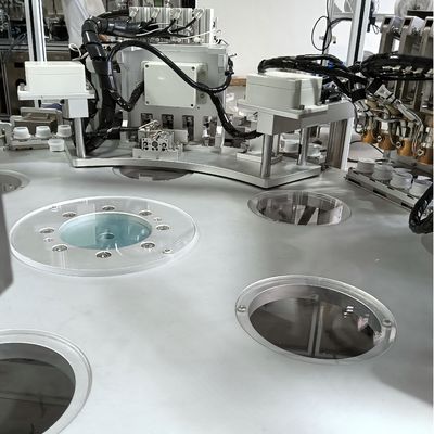 Macchina di assemblaggio automatico di tappi per pellicole per infusione azionata da una sola persona risparmiando lavoro