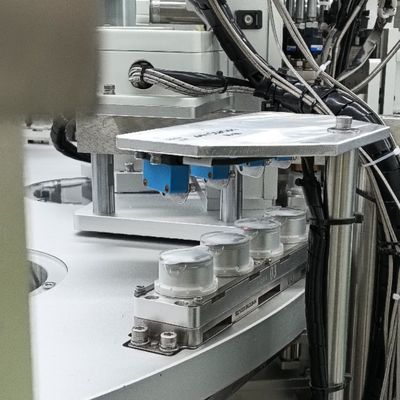 Un buon prezzo. Macchina laminatrice per tappi di infusione in grado di produrre una superficie di saldatura piatta per tappi di infusione Euro Cap in linea