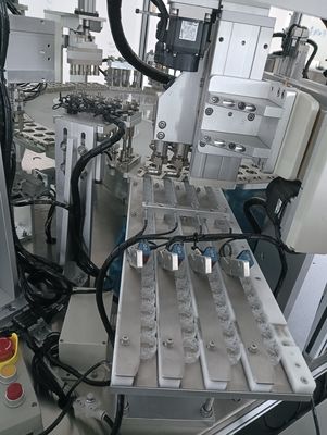 Un buon prezzo. Macchine di montaggio di cappucci per eli, cappucci per latte e cappucci per succhi in linea