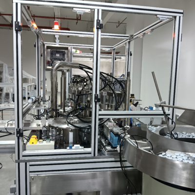 Macchina automatica per l'assemblaggio di tappi ad anello singolo, disponibile in configurazioni a tavola rotante e meccaniche.