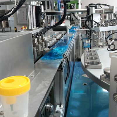 Un buon prezzo. Macchina di montaggio automatizzata non standard di bicchieri di urina, macchina integrata di etichettatura e imballaggio, ad alta efficienza in linea