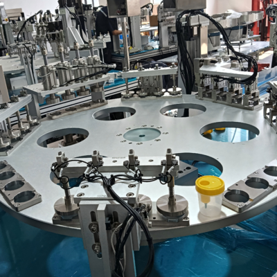 Macchina di assemblaggio automatizzata di bicchieri di urina Personalizzabile, altamente flessibile e adattabile