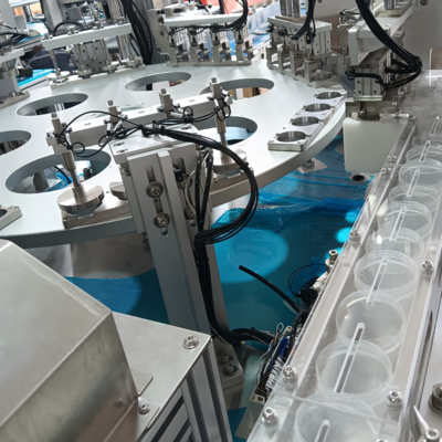 La macchina di montaggio automatizzata delle tazze di urina, compatibile con gli ascensori di alimentazione e connessa alle macchine per lo stampaggio a iniezione, aumenta l'efficienza dell'assemblaggio dei prodotti e riduce i requisiti di manodopera.