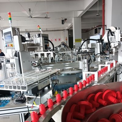 Macchina automatica per l'assemblaggio di coppette per urina, con funzionamento a moto index e alimentazione vibrante per una maggiore stabilità.