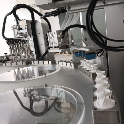 Un buon prezzo. Macchina di assemblaggio ad alta velocità del tappo del dessicante con elevato tasso qualificato e uscite separate per applicazioni farmaceutiche e sanitarie in linea