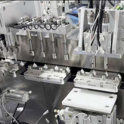 Un buon prezzo. Macchina di assemblaggio a pompa di lozione completamente automatica con 4500 pezzi/ora Capacità 99% Tasso soddisfacente e 1 anno di garanzia in linea