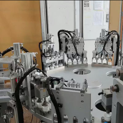 Un buon prezzo. Macchina di assemblaggio di tappi per dessicanti ad alta capacità con contatore automatico e servomotore per uso farmaceutico in linea