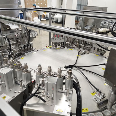 Un buon prezzo. Macchina assemblatrice personalizzabile per tappi Euro per tappi di infusione medicali con intervallo di altezza bottiglia 50-200 mm e alimentazione a disco vibrante in linea