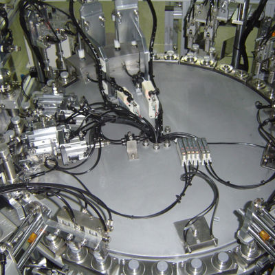 Un buon prezzo. Macchina di assemblaggio completamente automatizzata per portafogli IV e portafogli di iniezione con pulsante di arresto di emergenza conforme alle norme ISO GMP 8000-15000pcs/h in linea