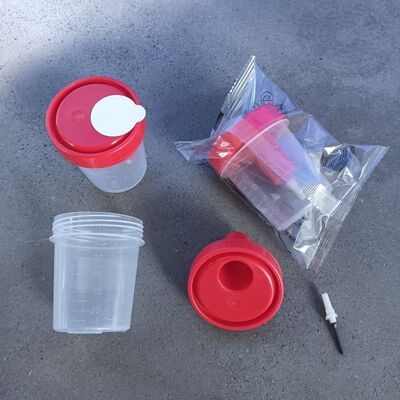 Macchina di assemblaggio automatizzata non standard di coppe di urina con interfaccia in due lingue e funzionamento facile da usare per una velocità di produzione personalizzabile