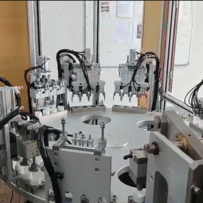 Un buon prezzo. Macchina di assemblaggio del tappo del dessicante completamente automatizzata con controllo di qualifica al 100% Garanzia di 1 anno e sistema di allarme per errori in linea