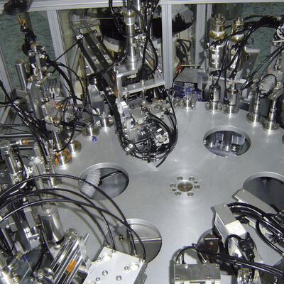 Un buon prezzo. Macchina automatica per l'assemblaggio di porte a spillo e porte di iniezione per sacche endovenose con sistema di controllo PLC e costruzione in acciaio inossidabile per una produzione di 8000-15000 pezzi/ora in linea