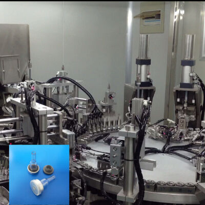 Un buon prezzo. Macchina automatica per l'assemblaggio di porte per sacche endovenose con una produzione di 8000-15000 pezzi/ora, un tasso di qualificazione del 99% e costruzione in acciaio inossidabile in linea