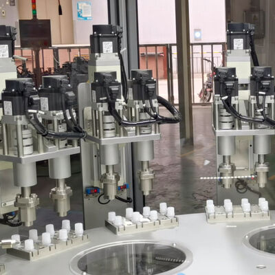 Un buon prezzo. Avvitatrice automatica con sistema di controllo PLC con efficienza di produzione del 99% e rilevamento tramite sensore fotoelettrico per l'assemblaggio di tappi in linea