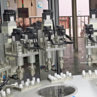 Macchina avvitatrice per tappi in acciaio inossidabile con sistema di controllo PLC per un elevato tasso di successo nell'assemblaggio dei tappi