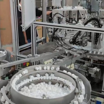 Macchina Assemblatrice di Tappi Essiccanti con Tasso di Soddisfazione del 99%, Controllo PLC e Rilevamento con Sensore Fotoelettrico per Linee di Produzione Automatizzate